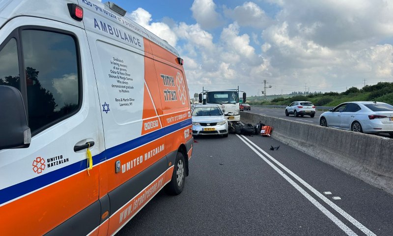 רוכב אופנוע נפצע קשה לאחר שנפגע מרכב בהדרים