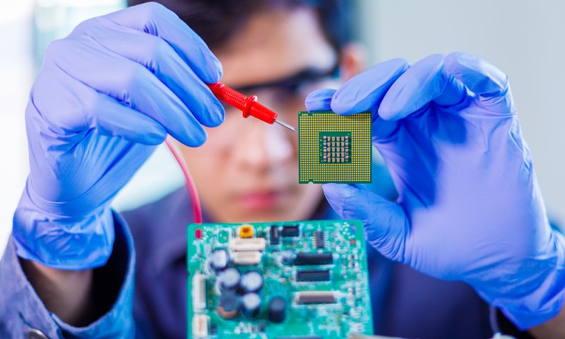 הזוי: חברה ביקשה מעובדיה לעבור השתלת שבב