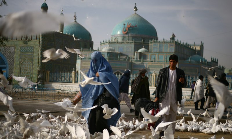 הטליבאן הורה: נשים לא יורשו לטוס ללא מלווה