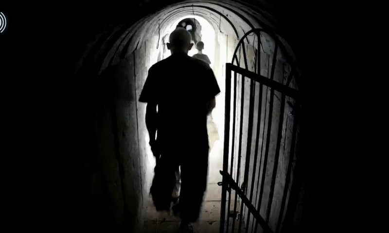 בורח עם האישה והילדים: התיעוד של סינוואר במנהרה