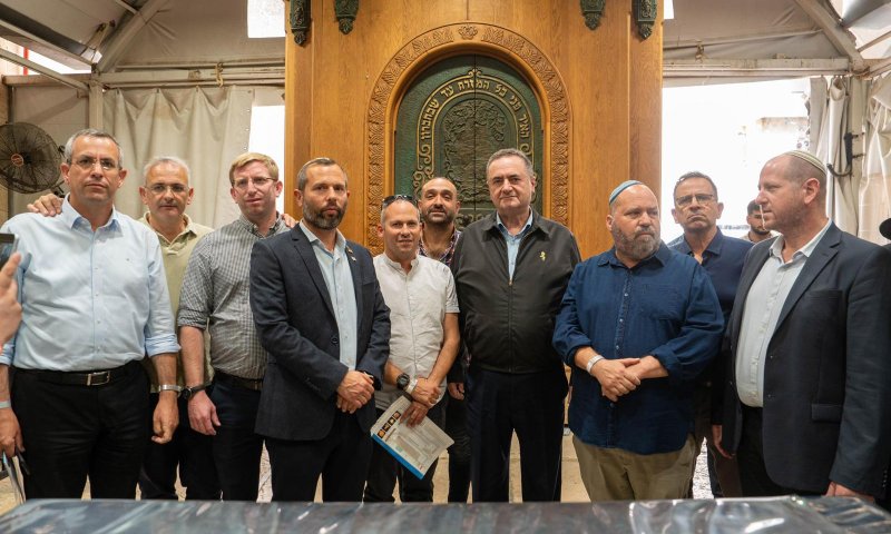 שר הביטחון בביקור במערת המכפלה: "בעד החלת ריבונות"