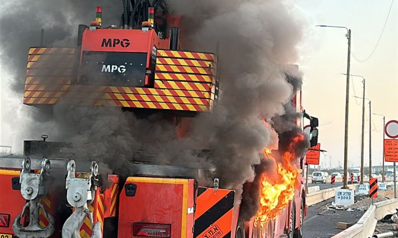 עומסים כבדים בכביש 1 בעקבות משאית שעלתה באש. צפו