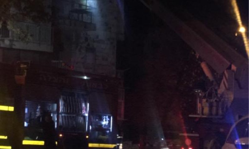 מרפסת עלתה באש בירושלים מנרות החנוכה