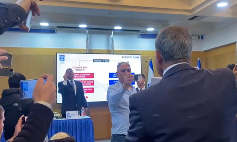 צפו: מיקי לוי פוצץ מסיבת עיתונאים של בן גביר