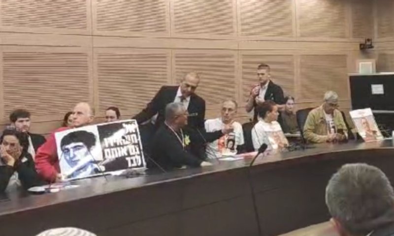 מהומה בכנסת: אח החטוף סרב להסיר טלאי צהוב