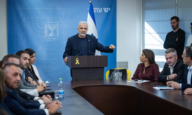 לפיד: "אין לכם זכות לבקש מהציבור להדק את החגורה"