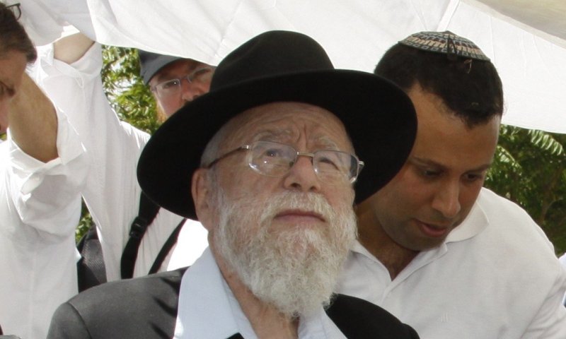 לאחר שלוש שעות וחקירה שוחרר הרב דב ליאור מהמעצר