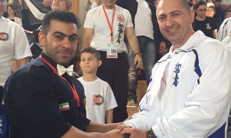 לחיצת יד נדירה בין מאמן ישראלי ואיראני