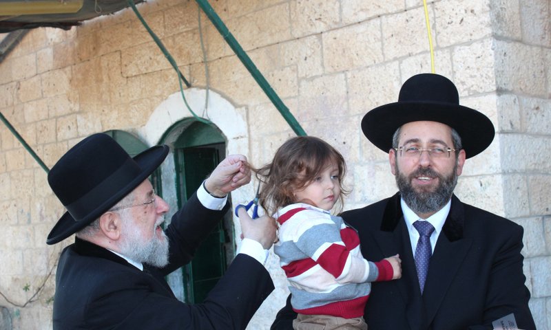 תיעוד: תספורת לבנו של הרב דוד לאו