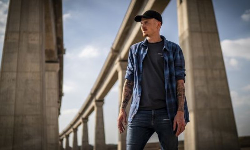 "עוצר בזמן בשביל לא לטבוע" | רביב כנר בשיר חדש