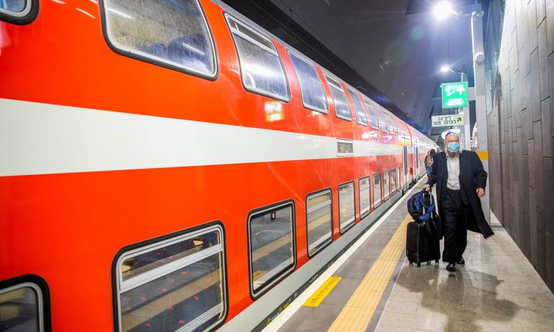 אדם נפגע מרכבת בעכו, תנועת הרכבות הופסקה