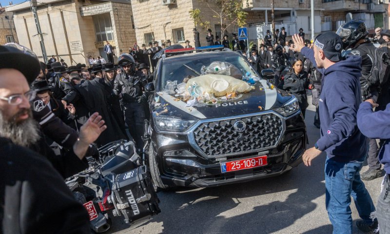 התפרעות החרדים בירושלים: מטיחים מבוגר לגלגלי רכב | צפו