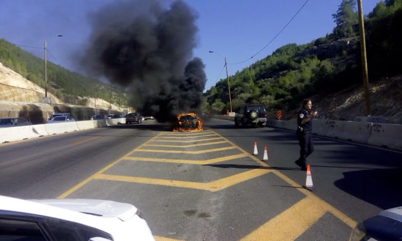 תמונה: כביש מס' 1 &ndash; רכב עולה באש ליד בית שמש