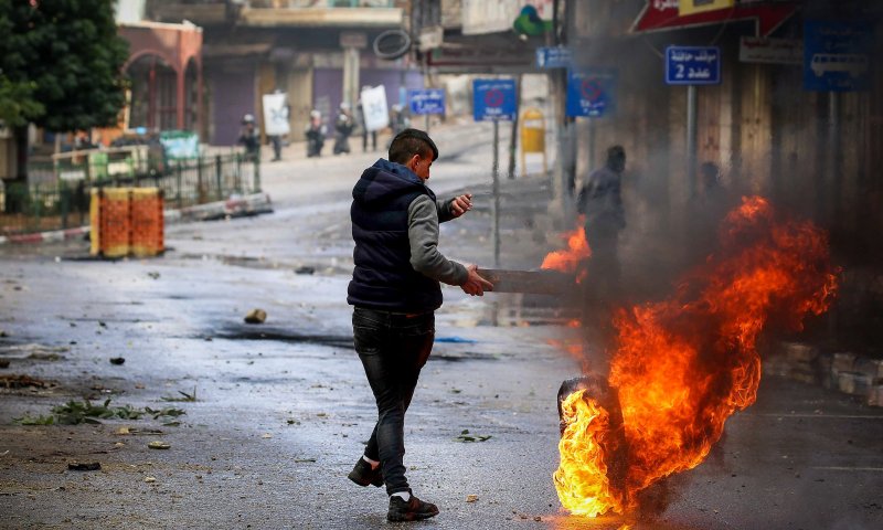 שלושה מחבלים שזרקו בקבוקי תבערה נעצרו