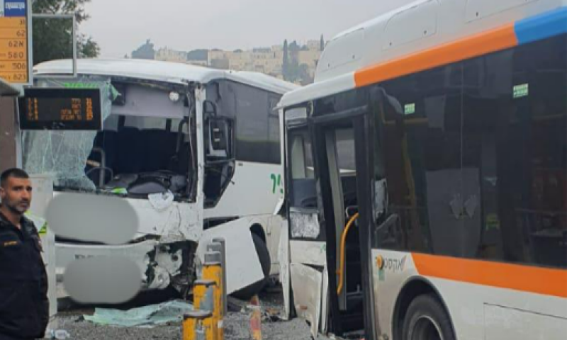 עשרה פצועים בהתנגשות שני אוטובוסים בירושלים