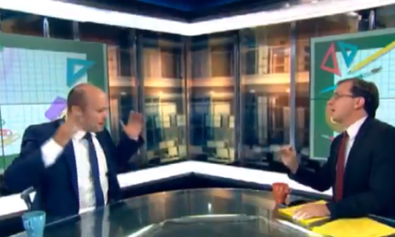 צפו: בנט מתפוצץ על הכתב והמגיש של ערוץ 10