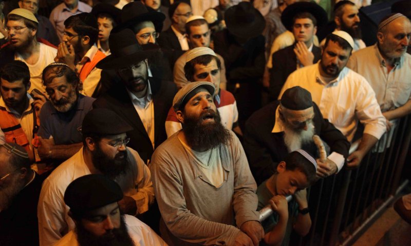 אלפים ליוו את הרה"ג מרדכי אליהו זצ"ל בדרכו האחרונה