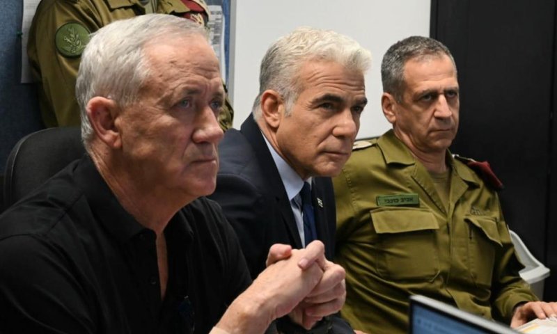 לפיד: "הלב נשבר על מות הלוחם, מחזק את המשפחה"