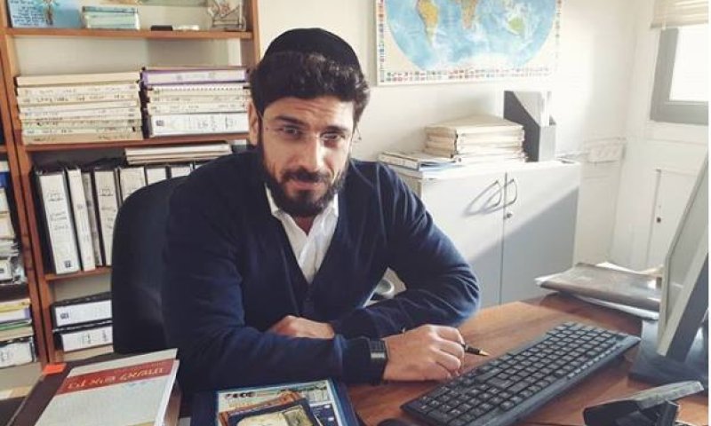 לצד אביב אלוש:זה העיתונאי הסרוג שמגיע למסך