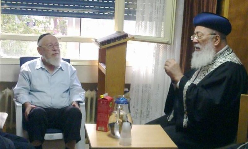 הרב שלמה עמאר בניחום אבלים אצל הרב דב ליאור