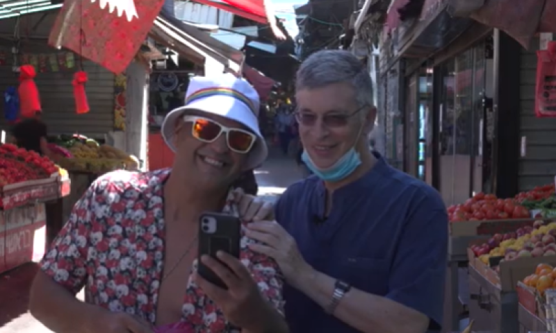 משעשע: אבשלום קור נלחם בקורונה עם המרפק. צפו