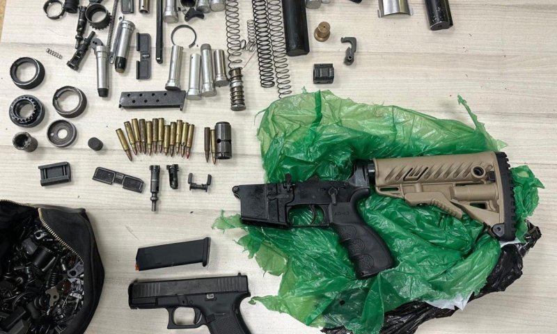 פשיטה באל-עיזריה: נתפסו חלקי אמל"ח, חשוד נעצר