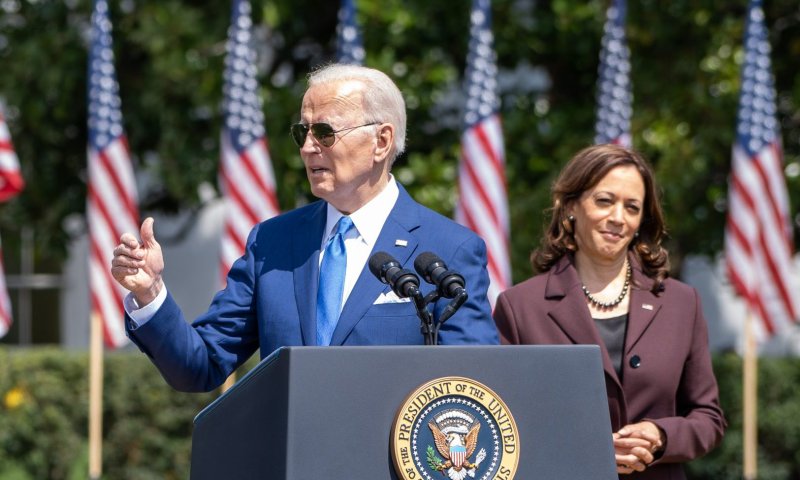 שוב מתבלבל: ביידן כינה את סגניתו "נשיאה מצוינת"