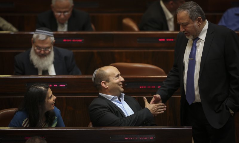 בנט ושקד חתמו על הסכם עודפים עם ליברמן