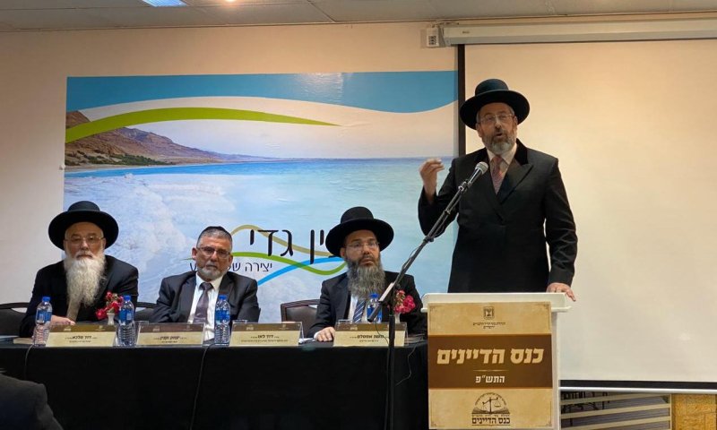 הרב לאו: גורמים פוליטיים תוקפים את הדיינים
