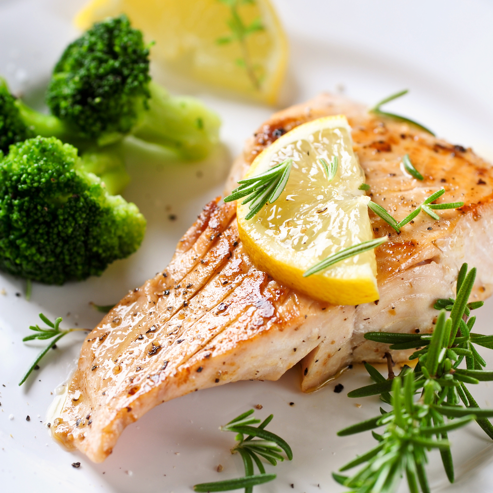 פילה דג סלמון במחבת. ארוחה בלי ייסורי מצפון (צילום: shutterstock)