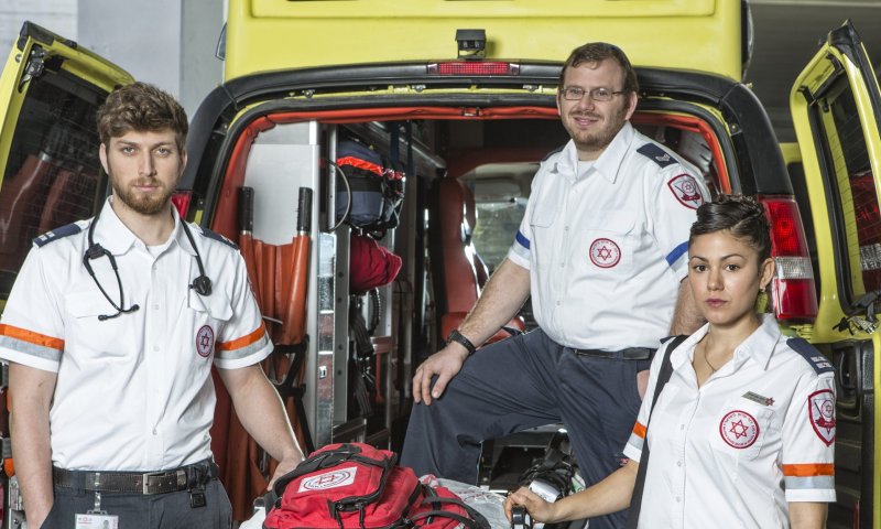 מציל חיים על המסך: הכוכב הסרוג של 'אמבולנס'