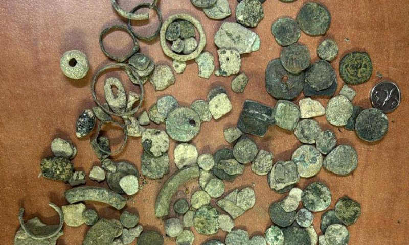 סיכול במעבר הבקעה: עשרות מטבעות עתיקים נתפסו בתוך קופסת טבק