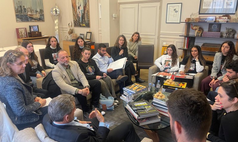 סרקוזי למשפחות החטופים: 'שקט הוא גזר דין מוות'