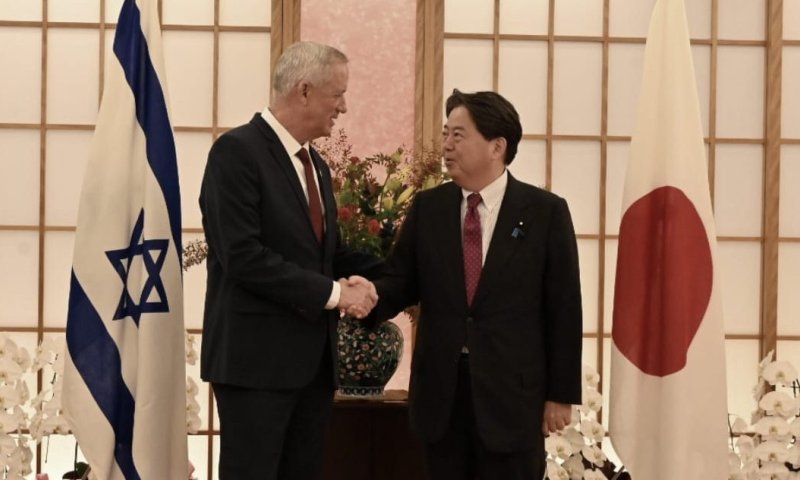 "הזדמנות לחיזוק": גנץ חתם על הסכם ביטחון עם יפן