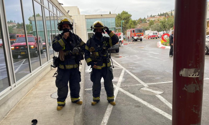צפו: עם סרבלים וכפפות &ndash; כך טיפלו במעטפה החשודה