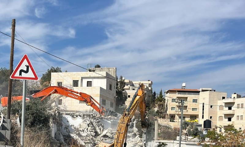 גוש עציון: נהרס בניין לא חוקי ממנו נזרקו אבנים על הציר