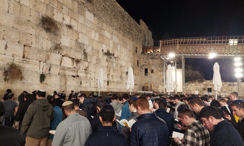 צפו: עצרת תפילה בכותל לרפואת הרב דרוקמן