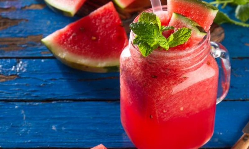 אבטיח לא רק 'על הסכין': השייק שתשמחו לאמץ בחום