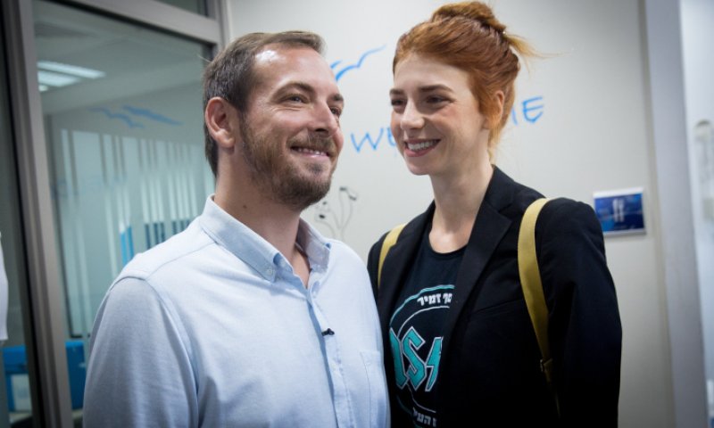 מאיה ורטהיימר מתרגלת הורות וחוטפת ביקורת