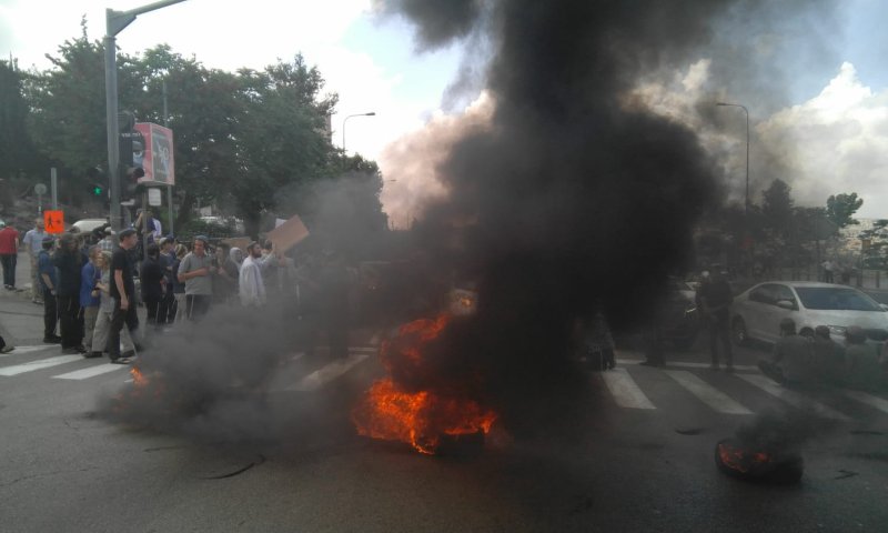 פינוי נתיב האבות: עשרות חוסמים את הכניסה לי-ם
