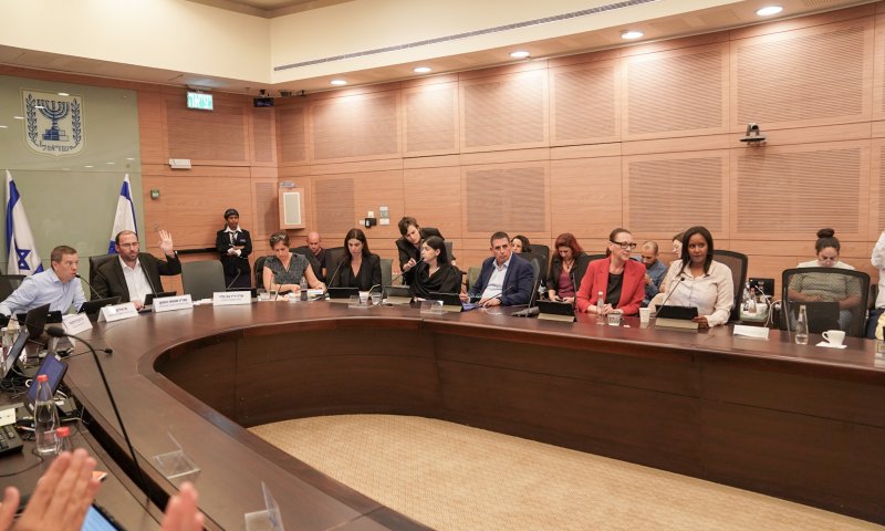 הישג לאופוזיציה: ועדת החוקה עצרה את ההצבעות