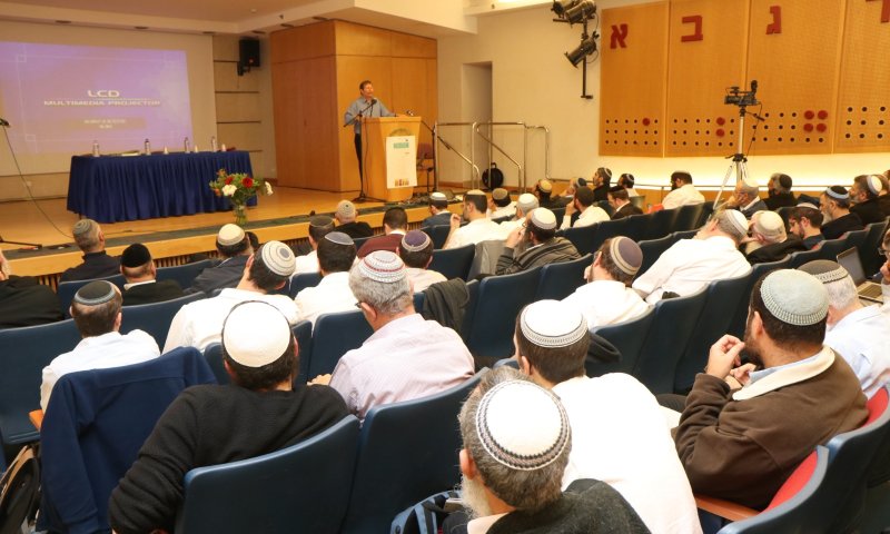 צניעות והטרדות מיניות: החמ"ד לא נשאר מאחור