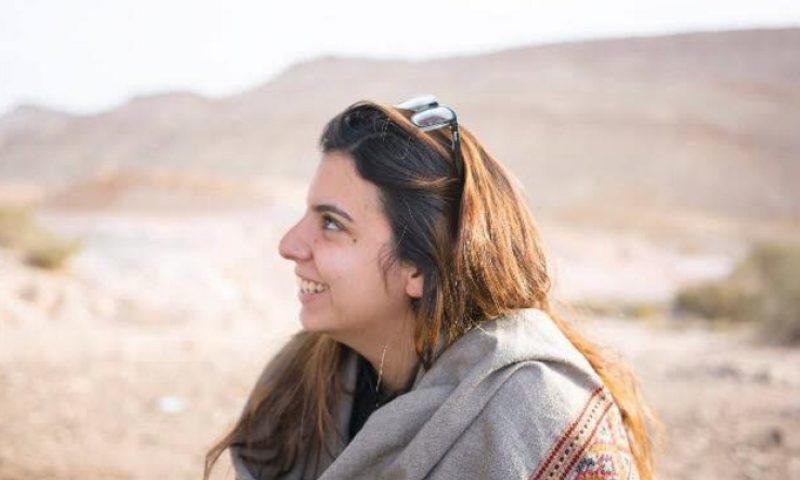 לא, אני לא דתל"שית, סך הכל המרתי את החצאית במכנסיים