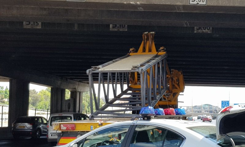 בפעם השלישית בשבוע: שוב משאית התנגשה בגשר
