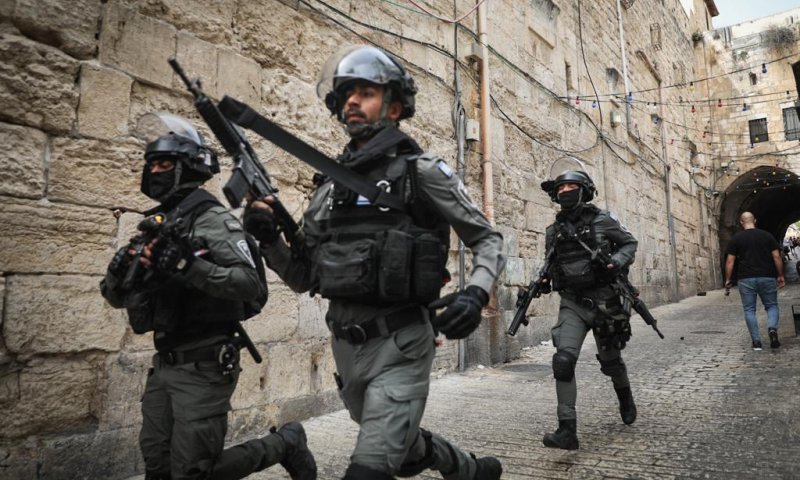 צפו: המשטרה מסתערת על ערבים שתקפו יהודים בי-ם