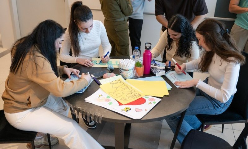 "גיבורה": התצפיתניות ששוחררו מחכות לאגם ברגר | צפו בתמונות