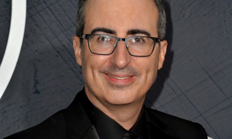 הקומיקאי ג'ון אוליבר: להפסיק להגן על ישראל