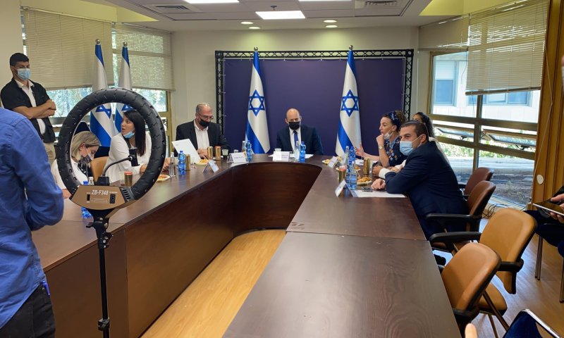 בנט בהרמת כוסית: מתחילים לראות ירידה בגרף