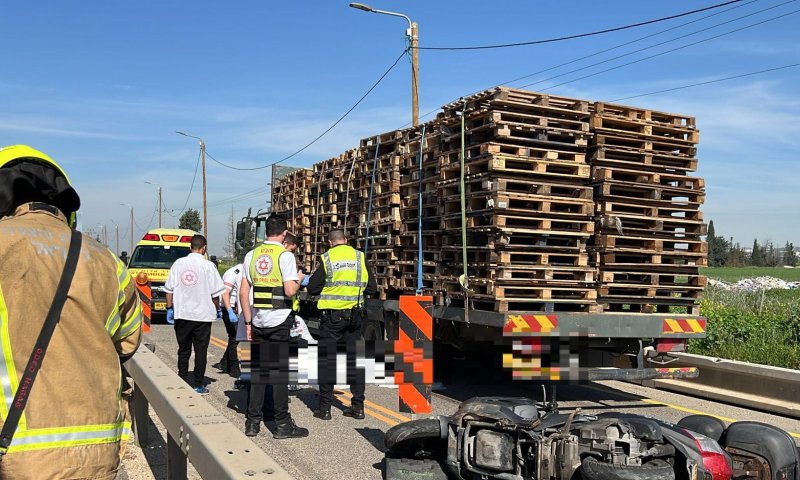 תאונה קשה: רוכב אופנוע נמחץ למוות תחת משאית
