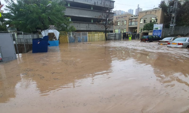 חיפה הפכה לונציה; בצפון הגולן יורד שלג. צפו